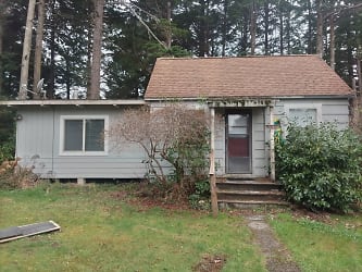 6721 Rhododendron Ave - Lincoln Beach, OR