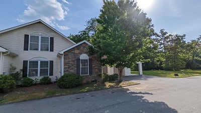 74 Turnabout Ln - Hendersonville, NC