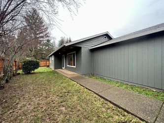 340 N Sawyer Ave - Cave Junction, OR