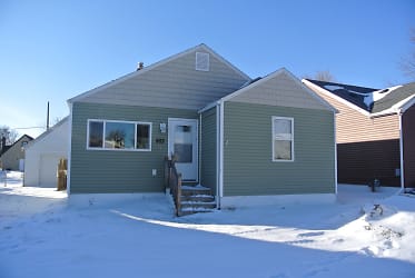 803 7th St NW - Minot, ND