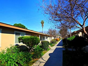 Garden Square Apartments For Rent - Fresno, CA
