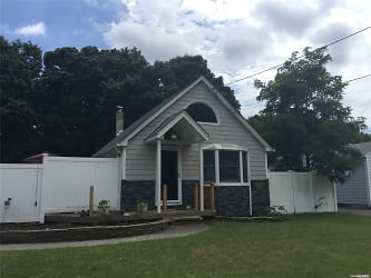 40 Log Rd - Patchogue, NY