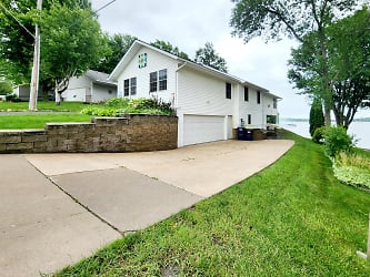 29955 Neal Ave - Lindstrom, MN