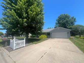 608 Bunchberry Ct - Athens, IL
