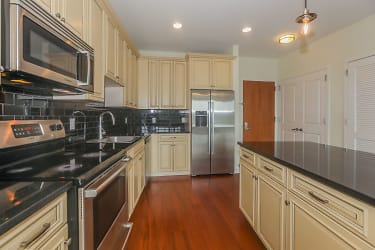 360 Old River Rd unit 602 - Edgewater, NJ