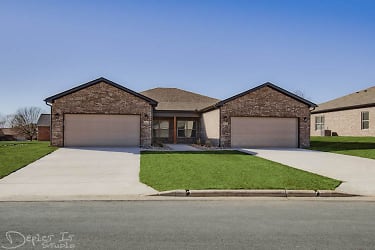 310 Turnberry Ct - Mountain Home, AR