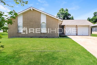 1032 SW 2nd St - Moore, OK