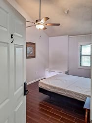 Room For Rent - Port Orange, FL