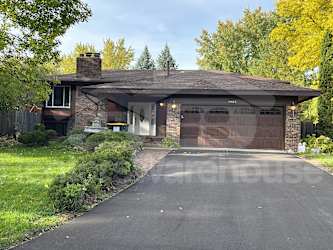 9902 Linden Dr - Eden Prairie, MN