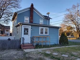 40 Amity St #LOWER - Patchogue, NY