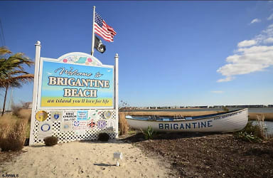 38 Ocean Dr W - Brigantine, NJ