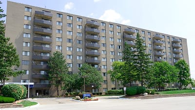 Carlyle Tower Apartment Homes - Southfield, MI