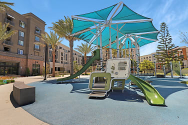 Wagon Wheel Town Square Apartments - Oxnard, CA