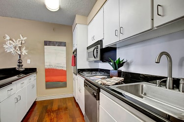 Capitol Towers - Luxury Midrise Apartments - Sacramento, CA