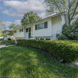 5931 Gareau Dr - North Olmsted, OH