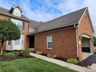 6146 Lone Oak Cir - Holly, MI