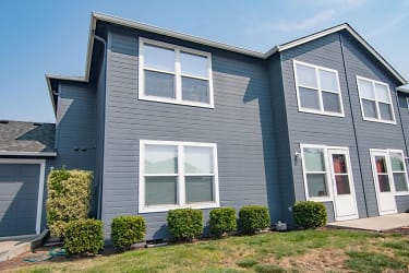 421 N 10th St - Central Point, OR
