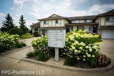 Plumbrook Green Townhouses Apartments - Sterling Heights, MI