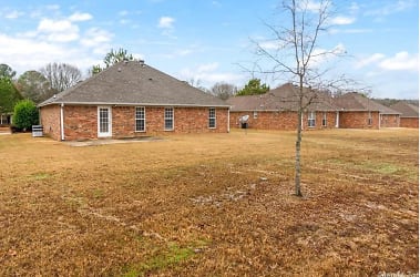 1110 French Dr - Conway, AR