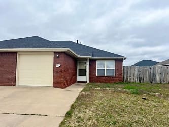 311 E Asher Ct - Rogers, AR