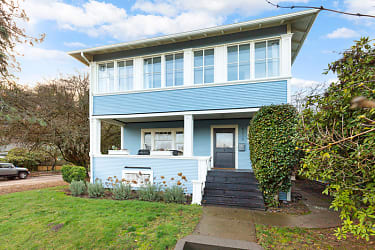 5235 SW View Point Terr - Portland, OR
