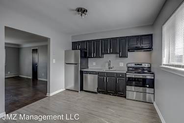 629 W Maple Rd - Clawson, MI