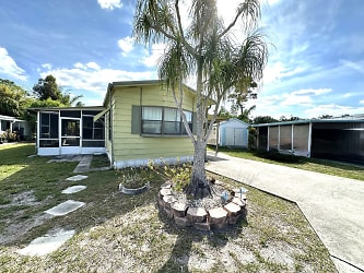 280 Flame Ln - North Fort Myers, FL