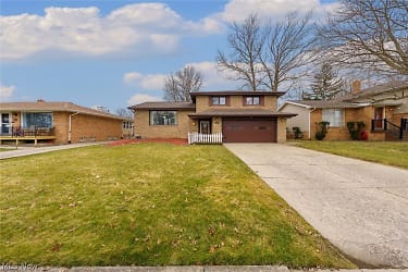 2207 Oaklawn Dr - Parma, OH