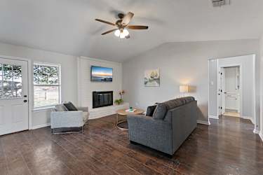 5801 Bonnie Dr unit 1B 565343www.livehomeroom.com/5801 - Watauga, TX