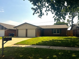 1024 S Highland Dr - Mustang, OK
