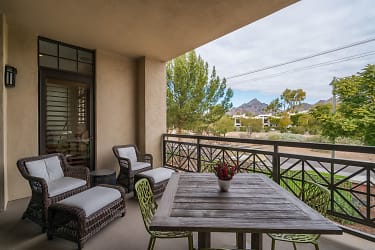 8 Biltmore Estates Dr - Phoenix, AZ