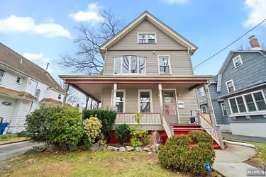 17 W Pierrepont Ave #2 - Rutherford, NJ