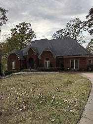 1602 Stonehedge Dr - Southaven, MS