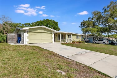 1354 Chesterfield Dr - Clearwater, FL