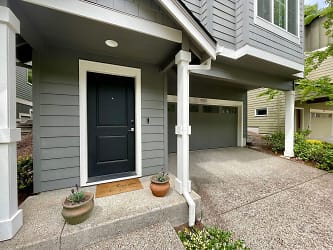 9525 NW Harvest Hill Dr - Portland, OR