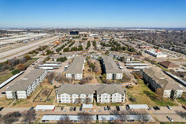 Landings Of Carrier Parkway Apartments - Grand Prairie, TX