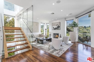 8401 Grand View Dr - Los Angeles, CA