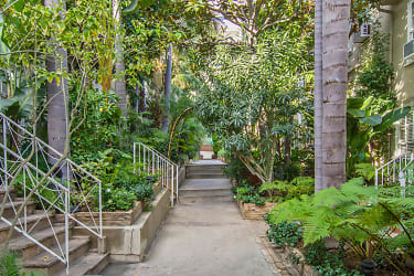 8563 Holloway Dr - West Hollywood, CA