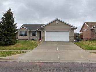 7105 W 52nd St - Sioux Falls, SD