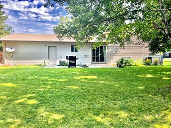 413 Cardinal Ct - Fort Collins, CO