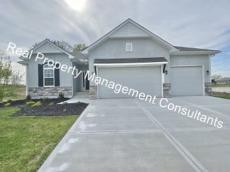 8327 SW 4th St - Blue Springs, MO