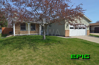 3199 3rd St - Marion, IA
