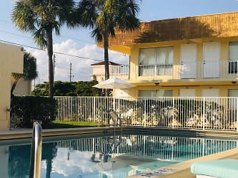 Whispering Palms Apartment Homes - Boca Raton, FL