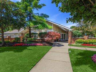 Chimney Hill Apartments - West Bloomfield, MI