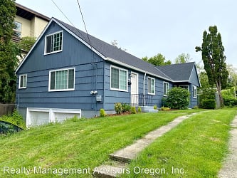 Beautiful Townhouse With Fenced Yard Garage And AC Apartments - Portland, OR