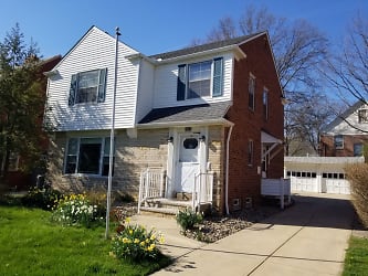 3761 Hillbrook Rd - University Heights, OH