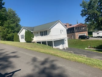 102 Skyview Dr - Beckley, WV