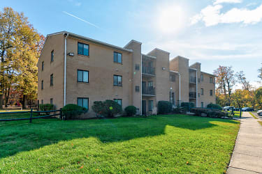 Mallard Courts Apartments - Alexandria, VA