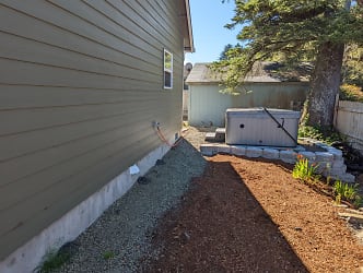 6815 Rhododendron Ave - Lincoln Beach, OR
