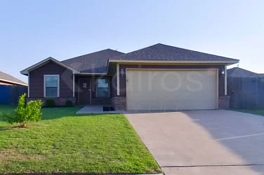 905 SW 12th St - Moore, OK